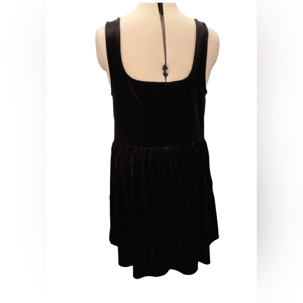 Elegant Black Velvet Dress - Picture 4 of 5
